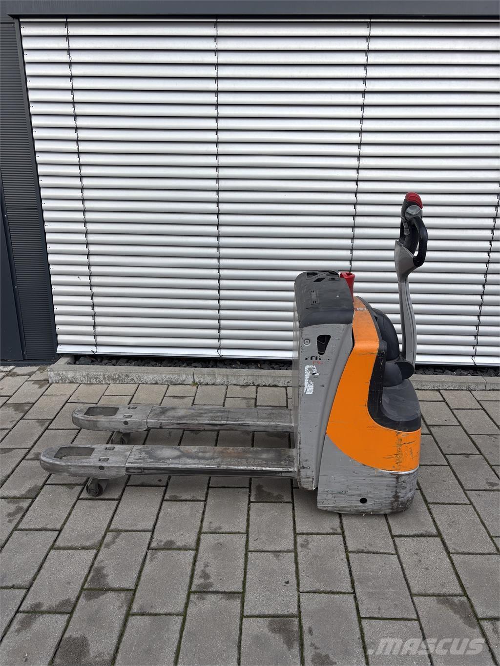 Still EXU16 ウォーキンフォークリフト