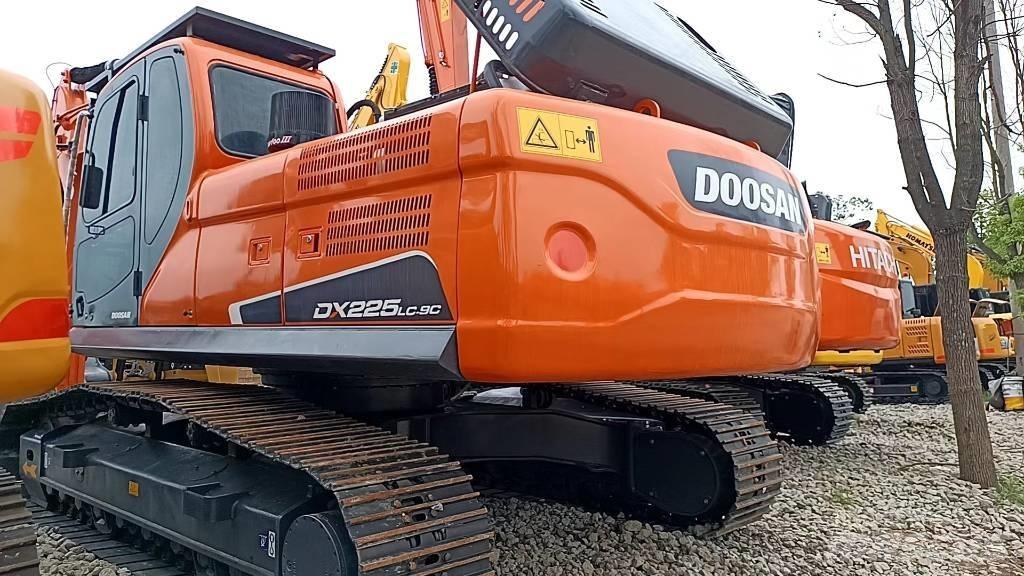 Doosan DX 225 LC 大型油圧ショベル12t以上（パワーショベル・ユンボ）
