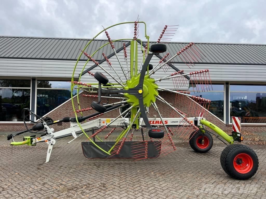 CLAAS Liner 2900 ウィンドローア/レーキ