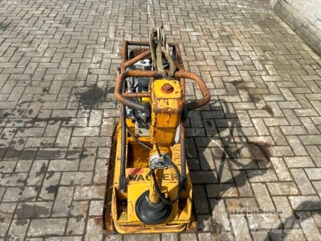 Wacker DPU 3345 H プレートコンパクター