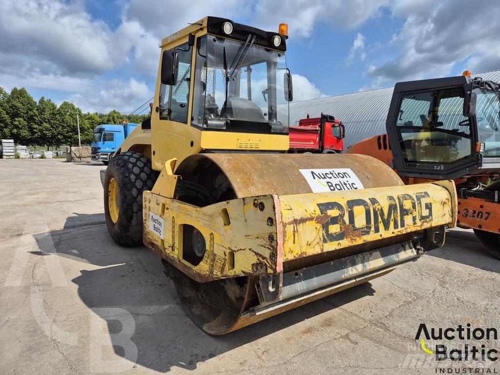 Bomag BW 211 D-4 振動ローラ