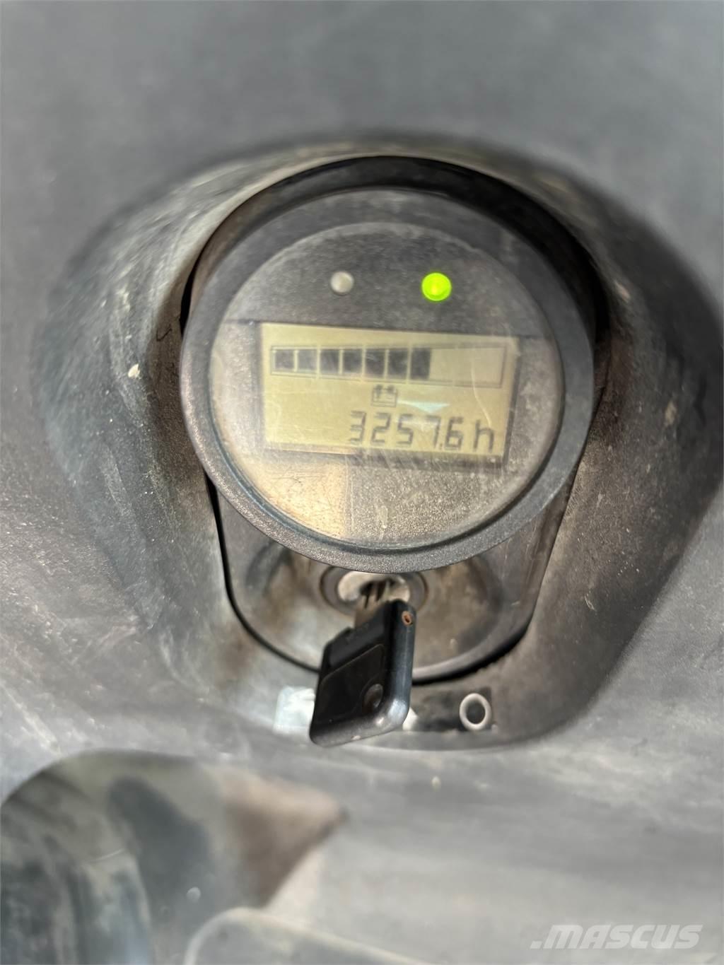 Still EXV10 自走式スタッカー