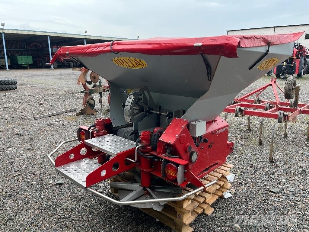 Bredal SGS 1500 砂と塩撒き専用車