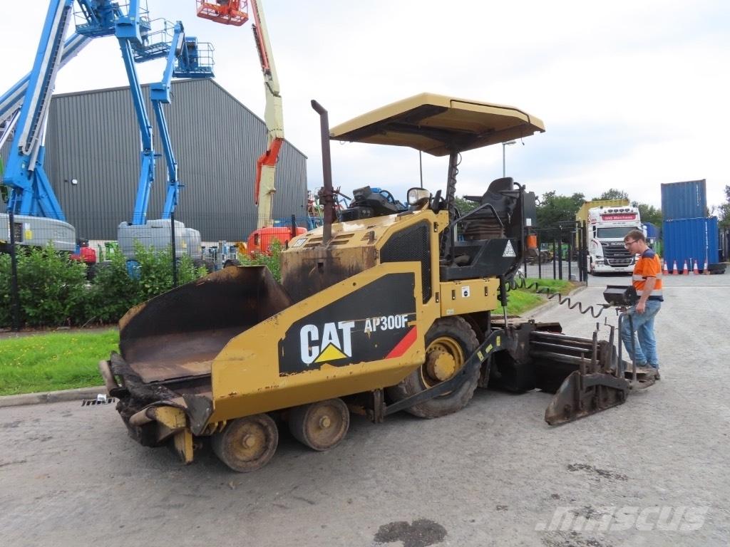 CAT AP 300 アスファルトフィニッシャ