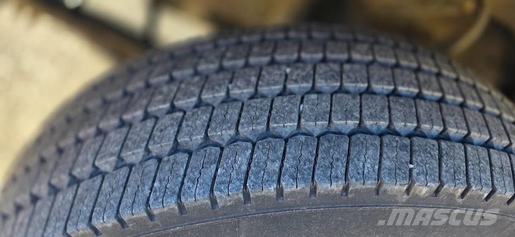 Sisu SM 300 林業機械輸送トラック