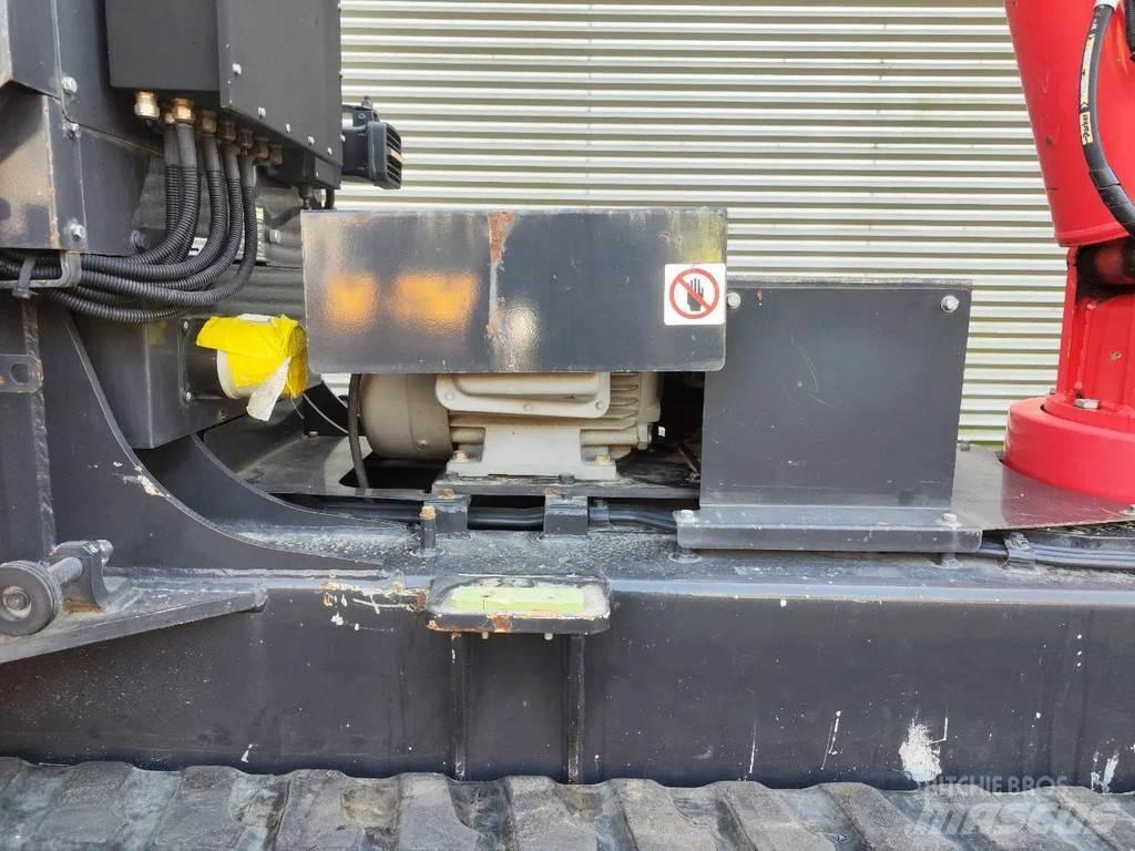 Unic URW 506 CDE クローラクレーン