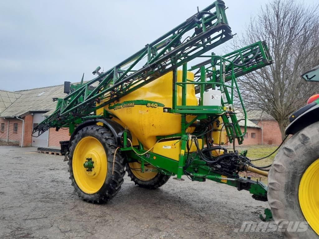 John Deere 840 牽引型スプレイヤー
