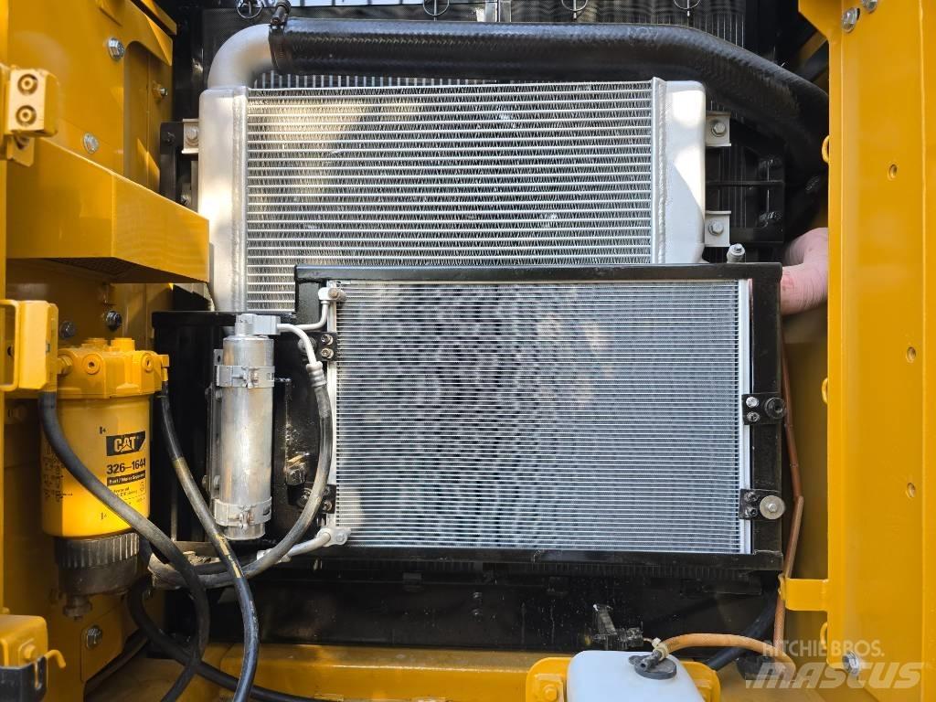 CAT 320D2 大型油圧ショベル12t以上（パワーショベル・ユンボ）