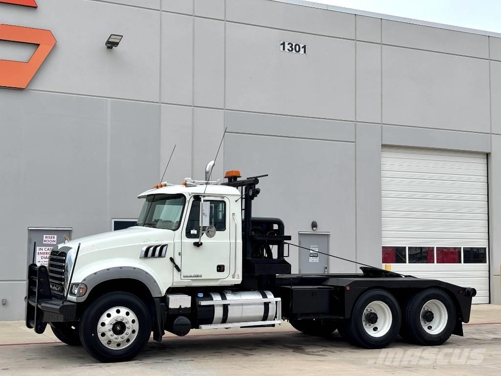 Mack GU713 レッカー車