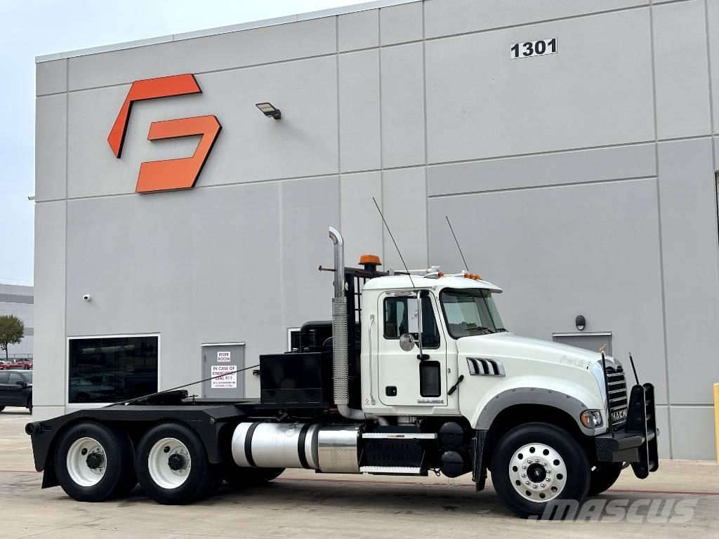 Mack GU713 レッカー車