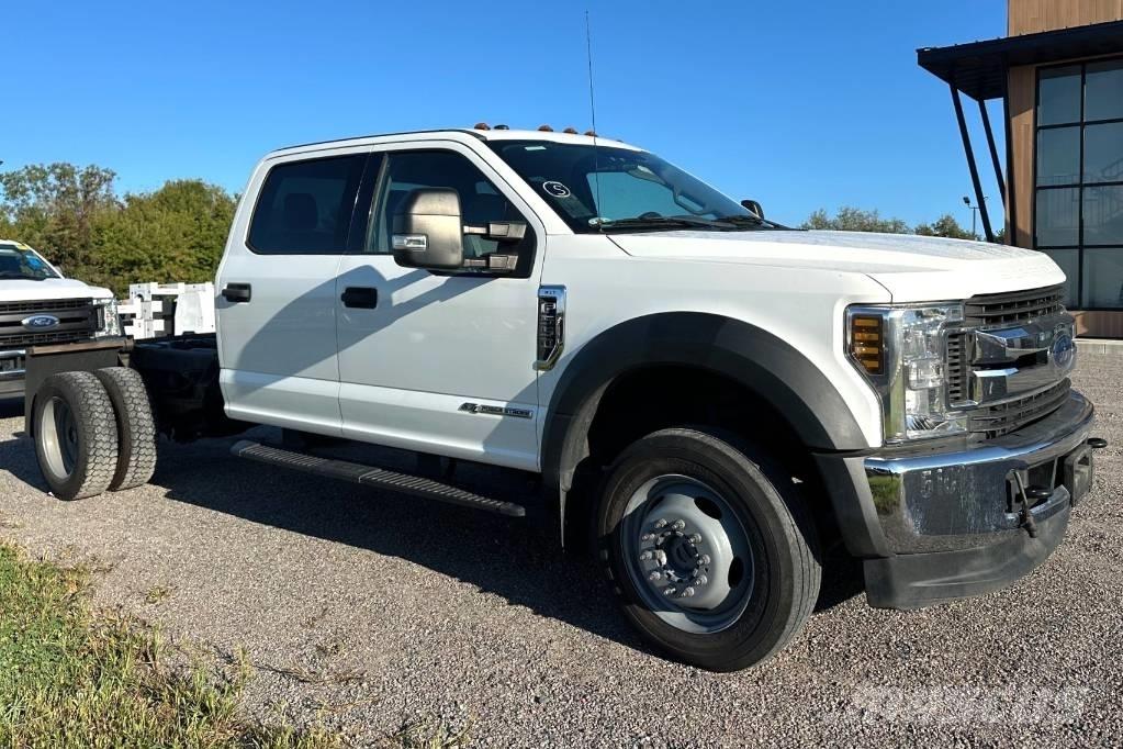 Ford F 550 XLT SD キャブ付きシャーシ