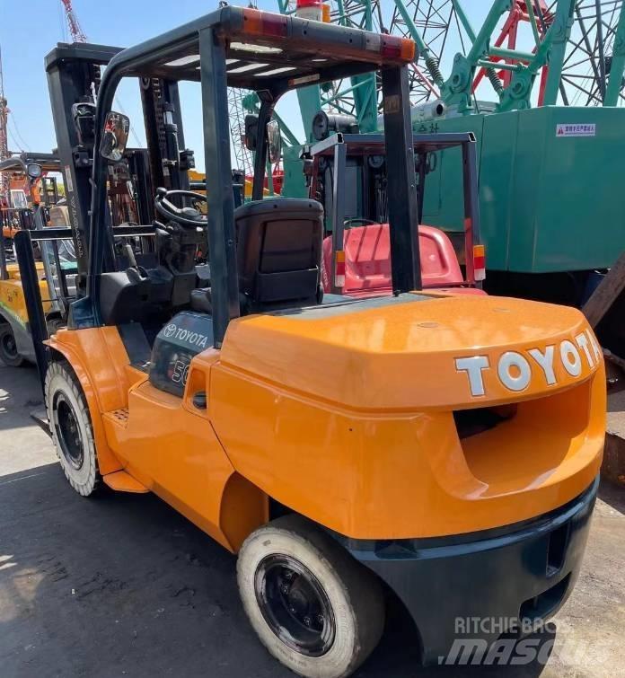 Toyota 5 Ton ディーゼル・軽油