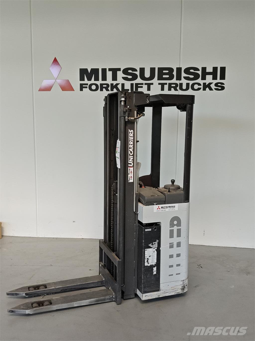 Atlet AJN160 自走式スタッカー