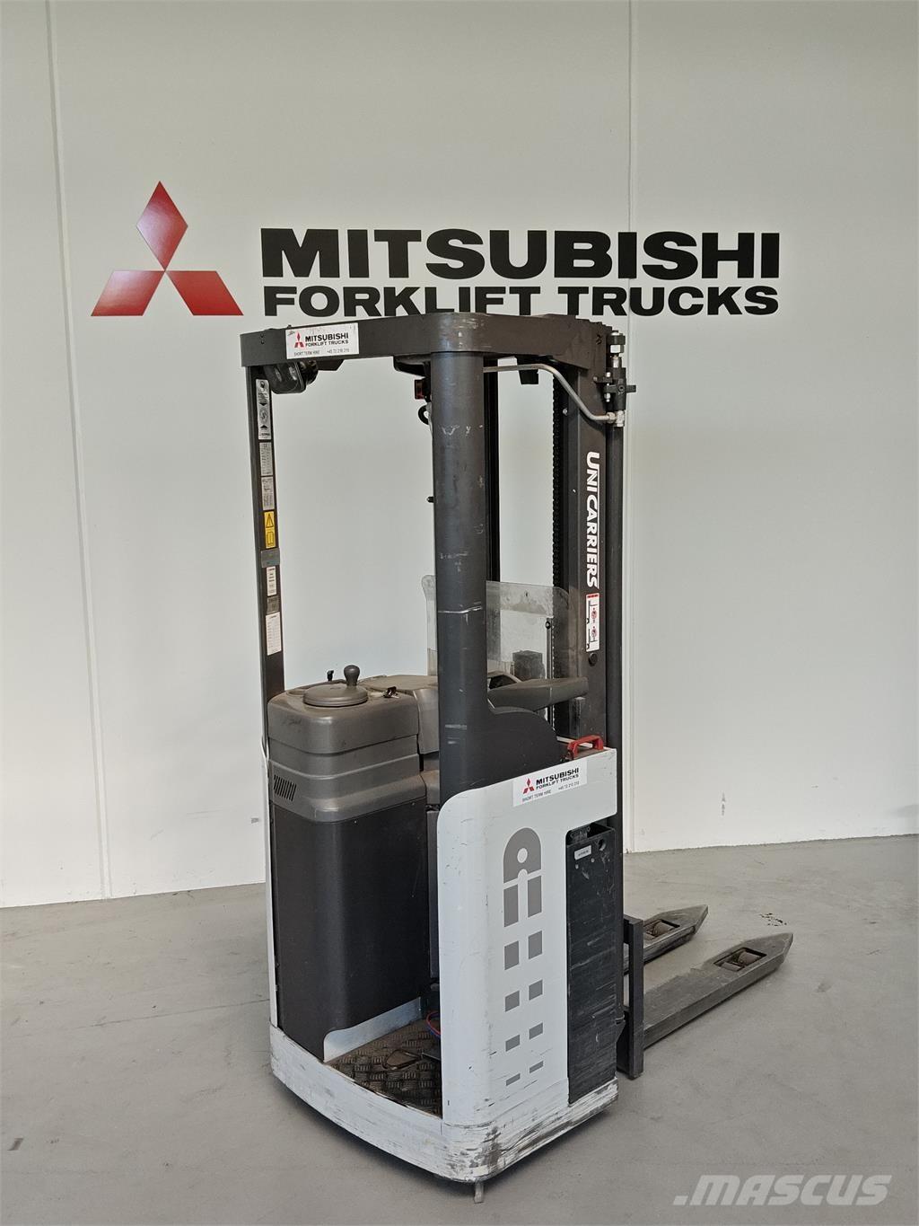 Atlet AJN160 自走式スタッカー