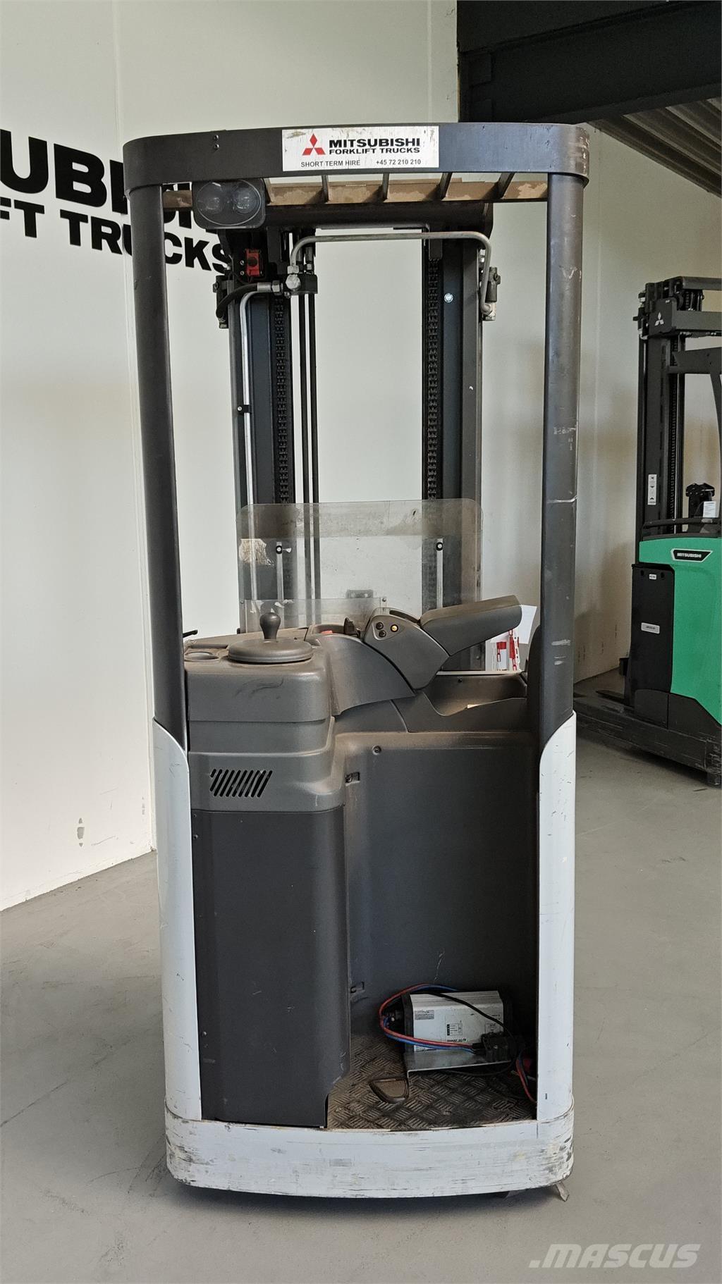 Atlet AJN160 自走式スタッカー