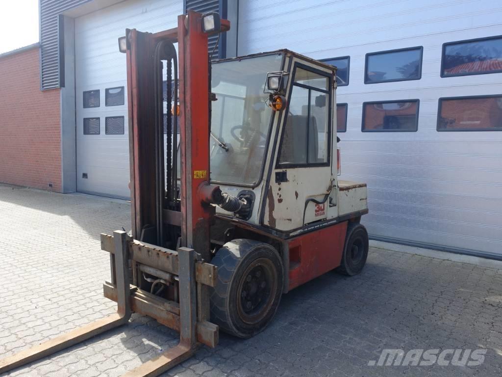 Nissan EGH02 A 30 U ディーゼル・軽油