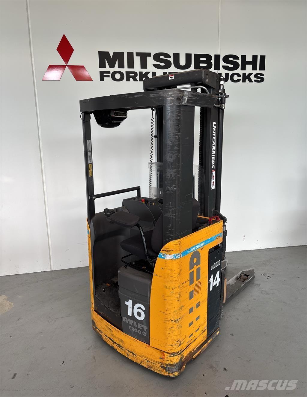 Atlet X160 自走式スタッカー