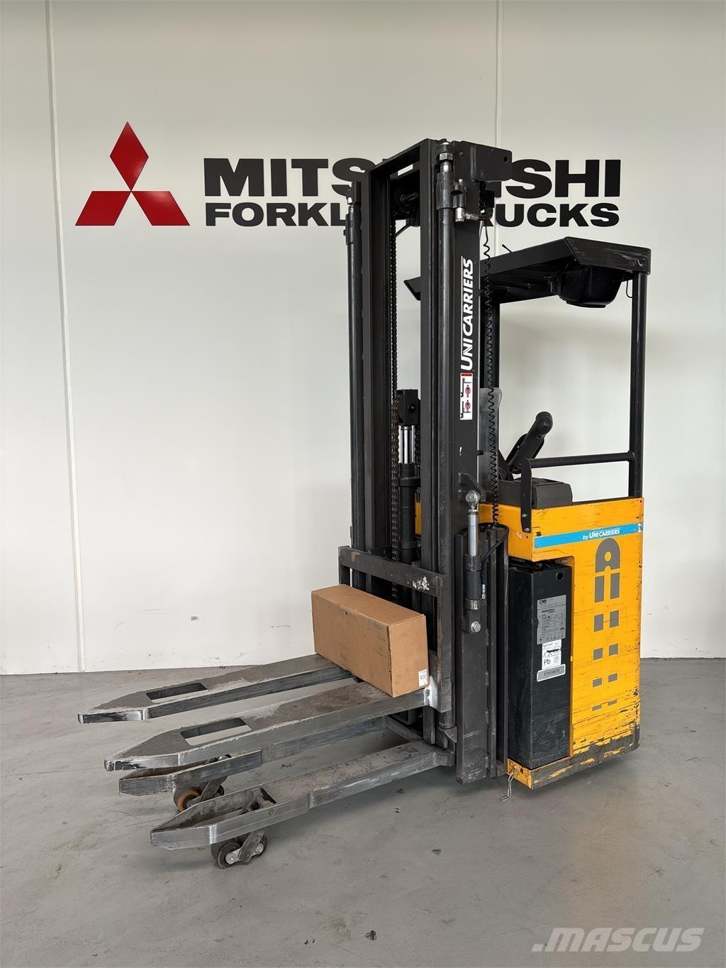 Atlet X160 自走式スタッカー