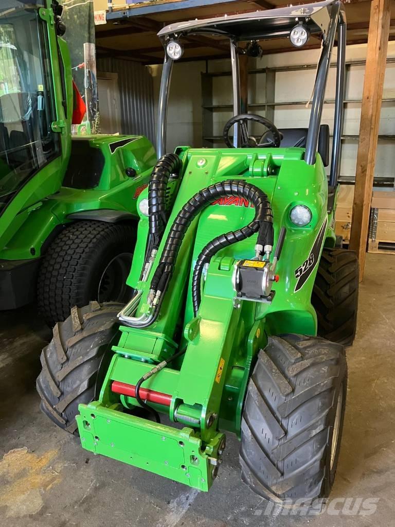 Avant Avant 528 スキッドステアローダー