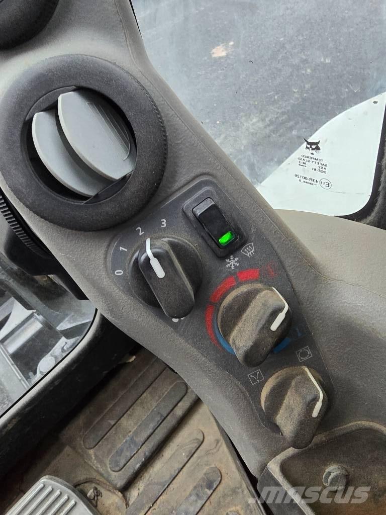 Bobcat E55 ミニ油圧ショベル 7t以下（ミニユンボ・ミニディガー）
