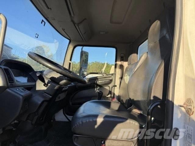 Hino 338 飲料運送車両