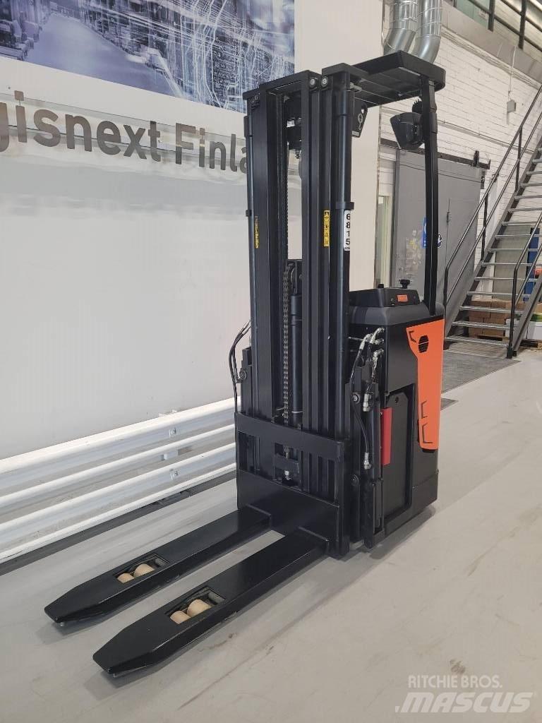 Rocla SST 16 ACI 自走式スタッカー