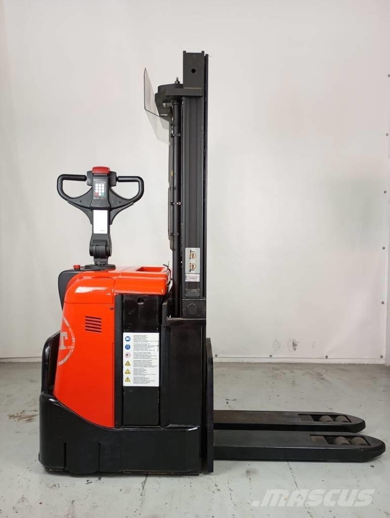 BT SPE 125 自走式スタッカー