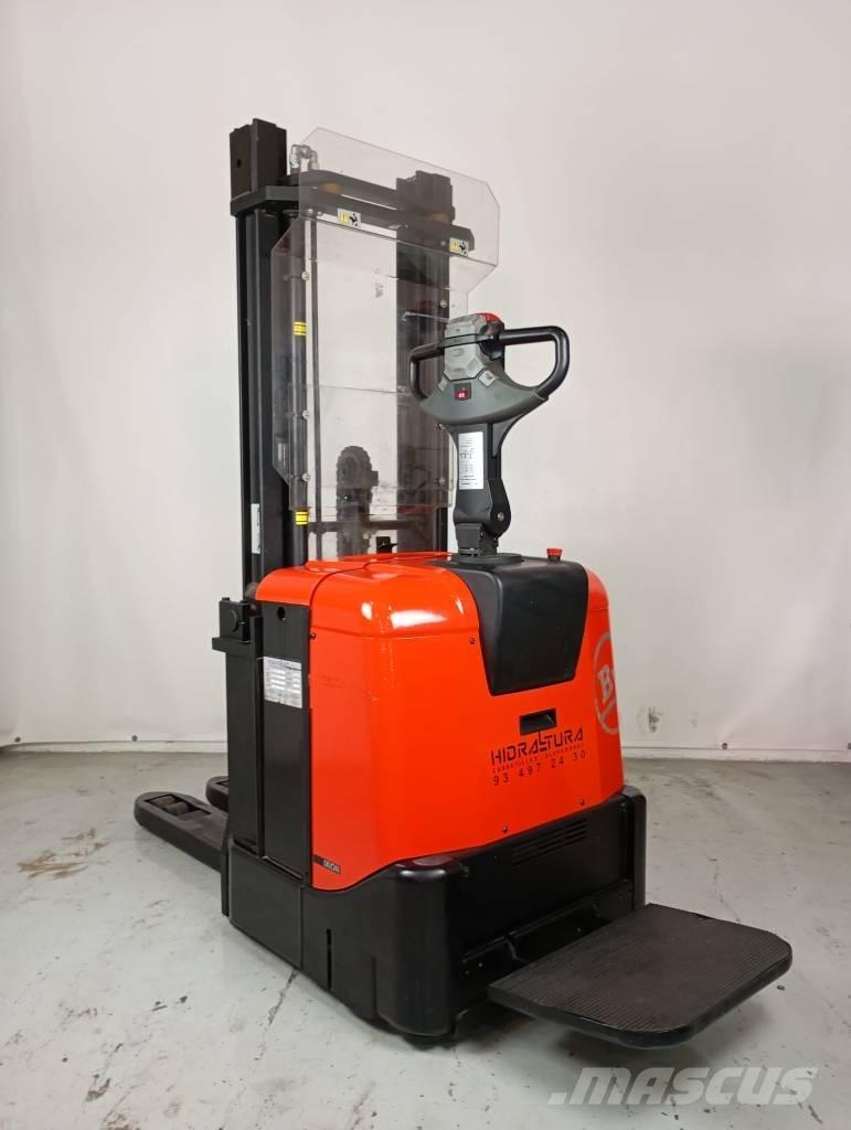 BT SPE 125 自走式スタッカー