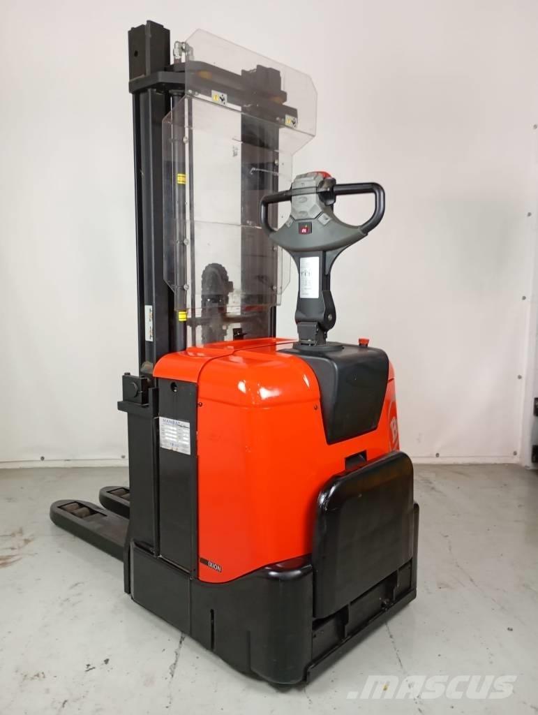 BT SPE 125 自走式スタッカー