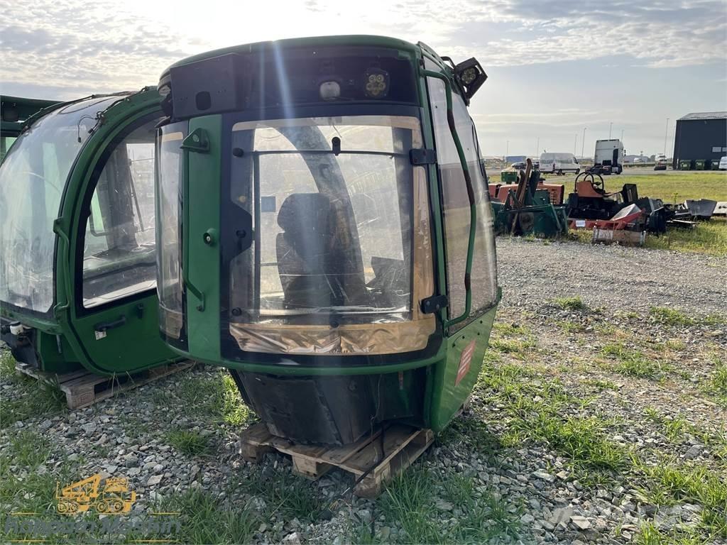 John Deere 1010E キャビン及び内装