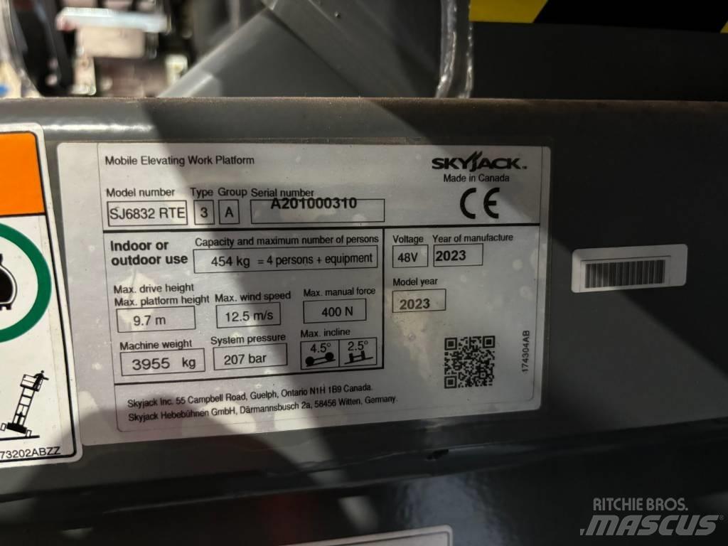 SkyJack SJ 6832 RTE シザースリフト