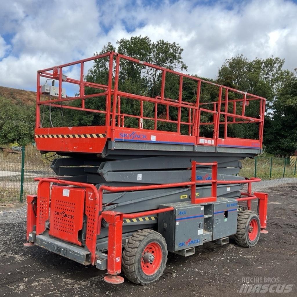 SkyJack SJ 9250 RT シザースリフト