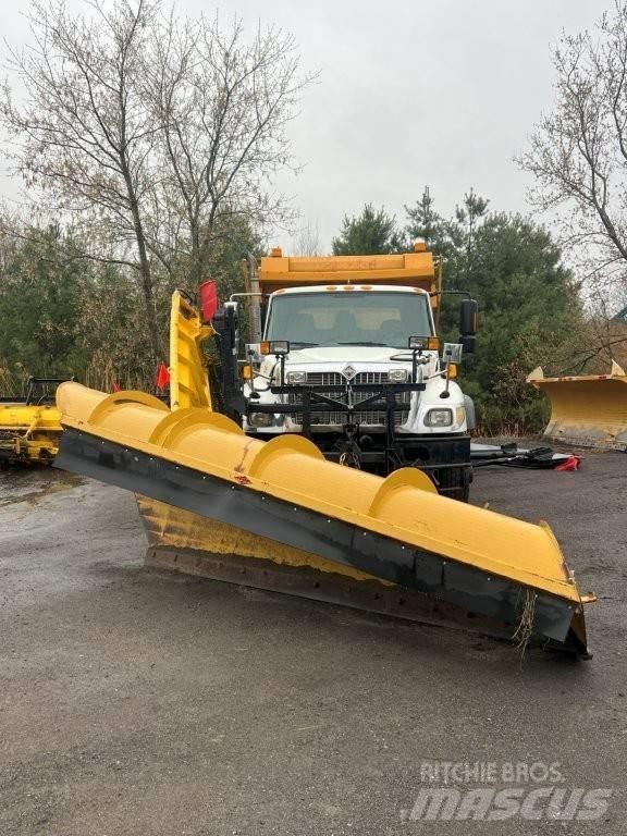 International 7400 スノーブレードとプラウ
