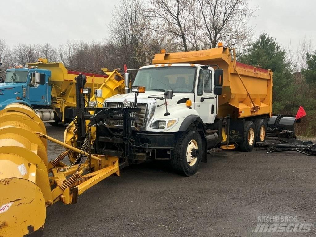 International 7400 スノーブレードとプラウ