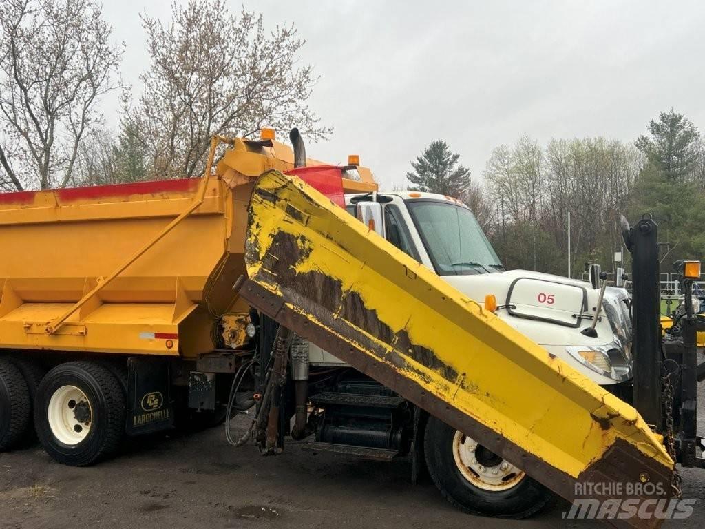 International 7400 スノーブレードとプラウ