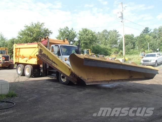 International 7400 スノーブレードとプラウ
