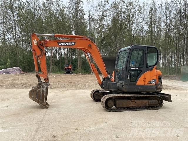 Doosan DX 60 ミニ油圧ショベル 7t以下（ミニユンボ・ミニディガー）