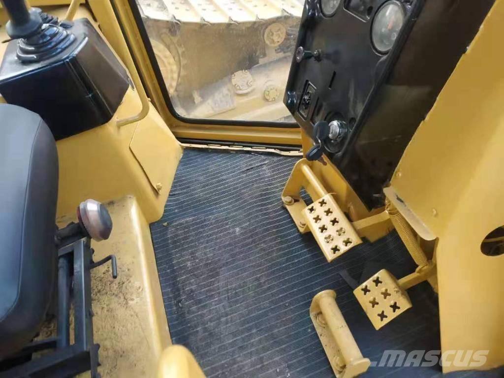 CAT D5M ブルドーザー