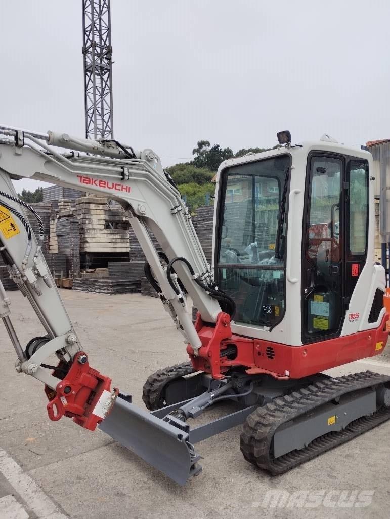 Takeuchi TB 225 ミニ油圧ショベル 7t以下（ミニユンボ・ミニディガー）