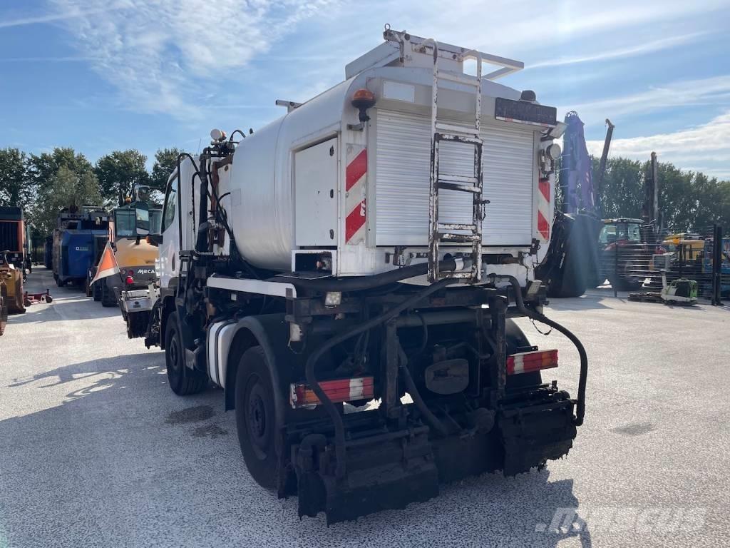 Unimog U20 Bluetec 5 アスファルトスプレヤ