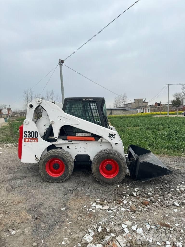 Bobcat S 300 スキッドステアローダー