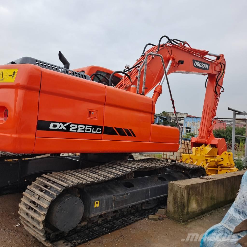 Doosan DX 225 LC 大型油圧ショベル12t以上（パワーショベル・ユンボ）