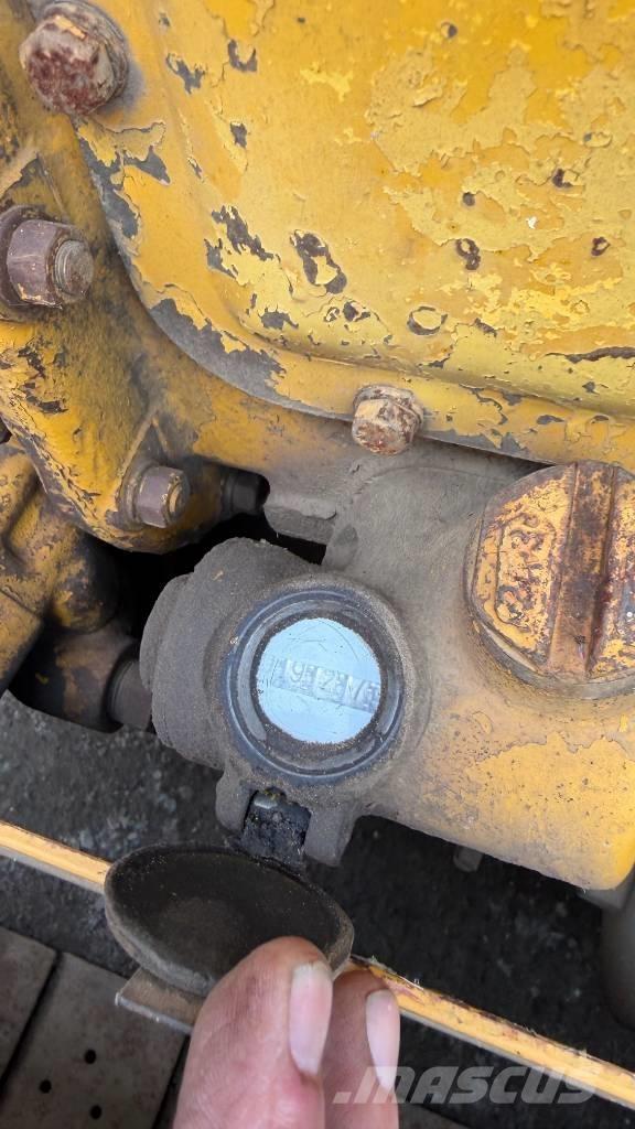 CAT D 2 ブルドーザー