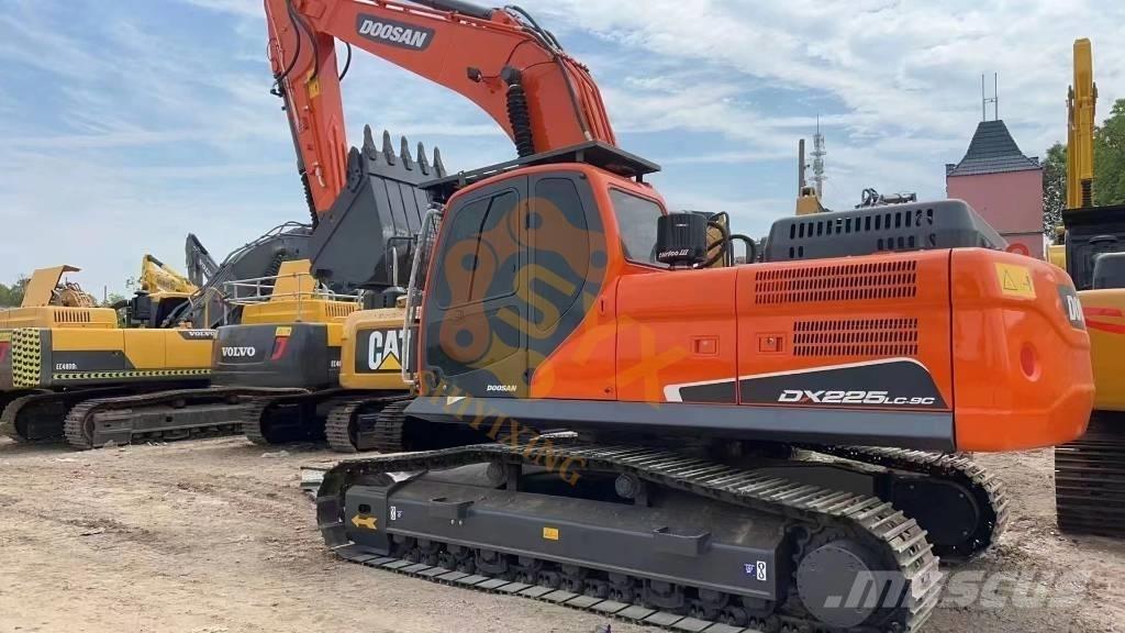 Doosan DX 225 LC 大型油圧ショベル12t以上（パワーショベル・ユンボ）