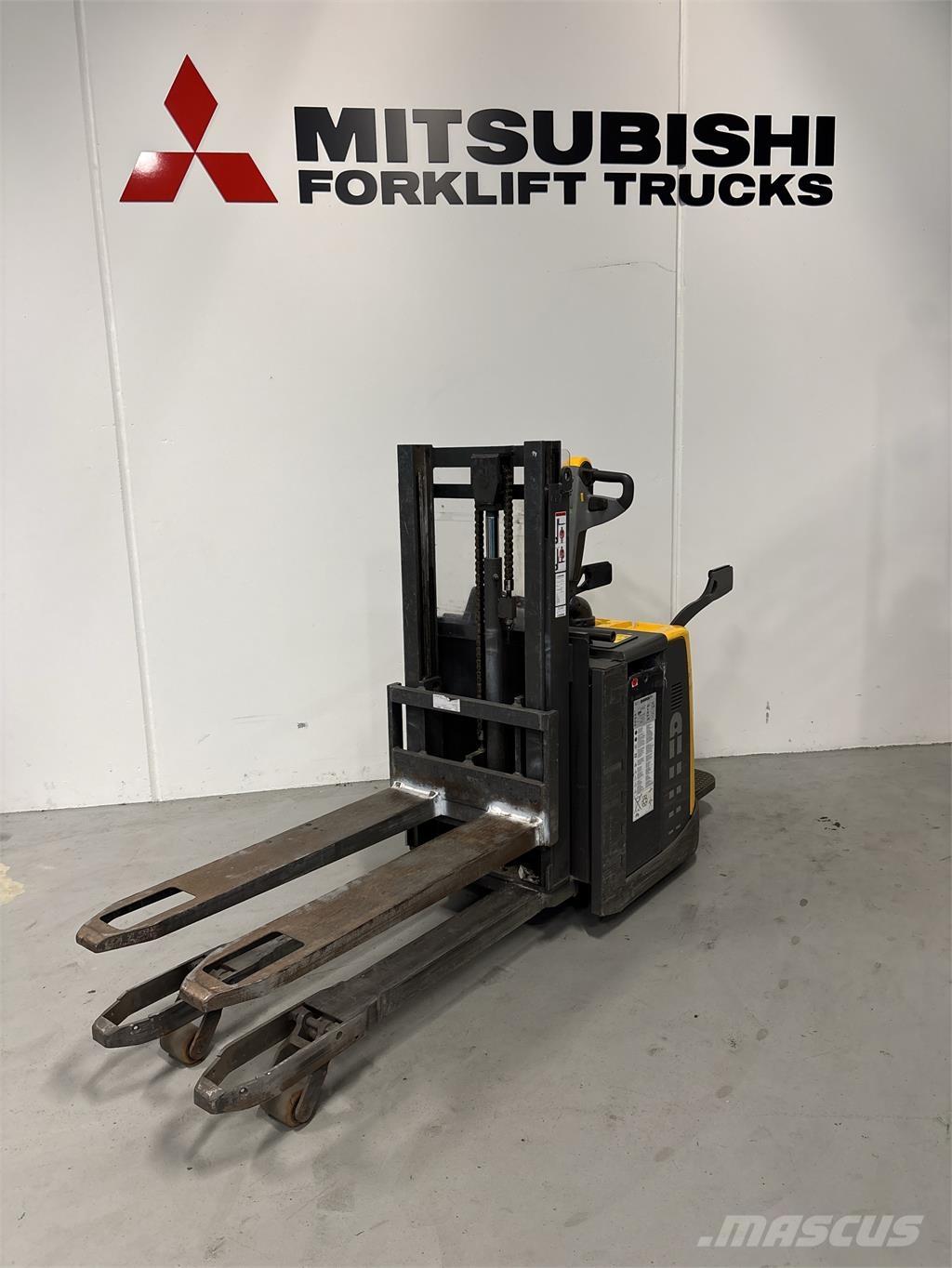 Atlet PDP200 自走式スタッカー