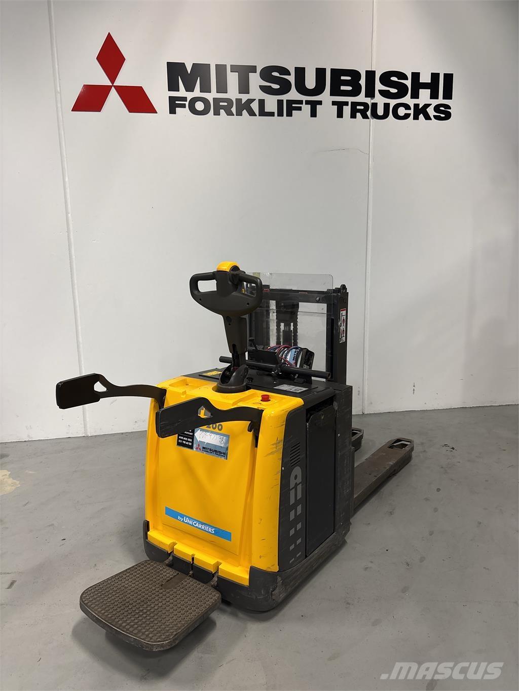 Atlet PDP200 自走式スタッカー