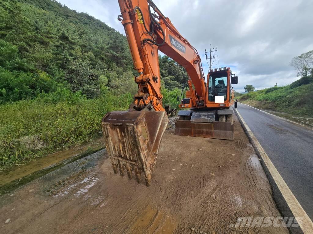 Doosan DX 210 W ホイール式油圧ショベル（パワーショベル・ユンボ・バックホー）