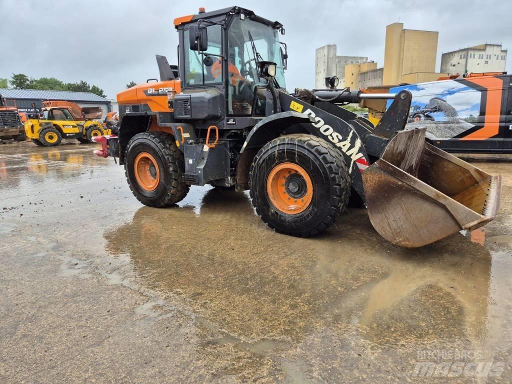 Doosan DL 250-7 ホイールローダー・タイヤショベル