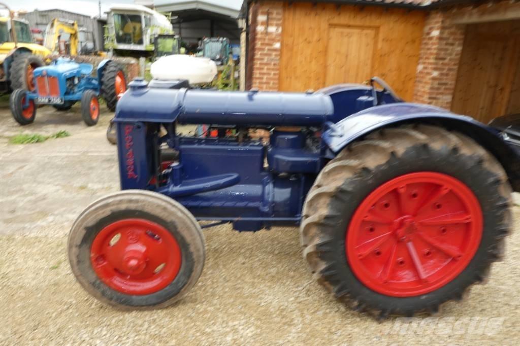  standard fordson トラクター