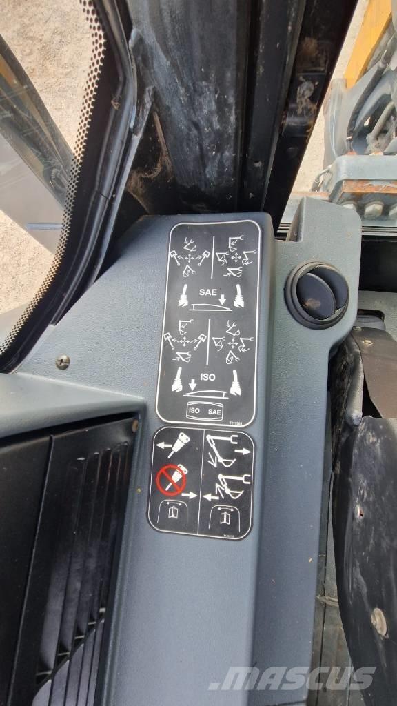 Terex TLB 890 バックホーローダー